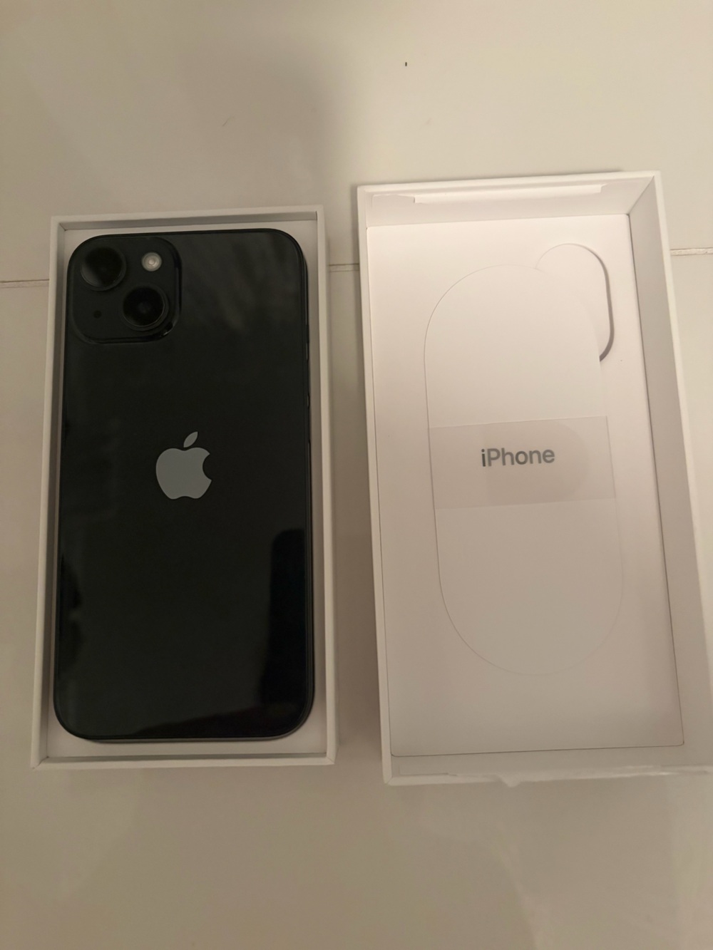 Apple iPhone 14, Unlocked in Black - Picture 4 of 6